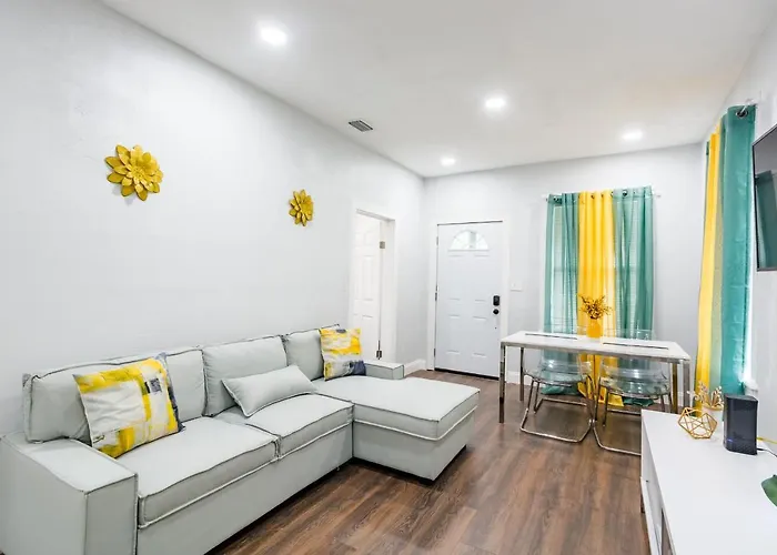 Cute Bungalow In Down Town Tampa With Large Hot Tub