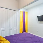 Cute Bungalow In Down Town Tampa With Large Hot Tub