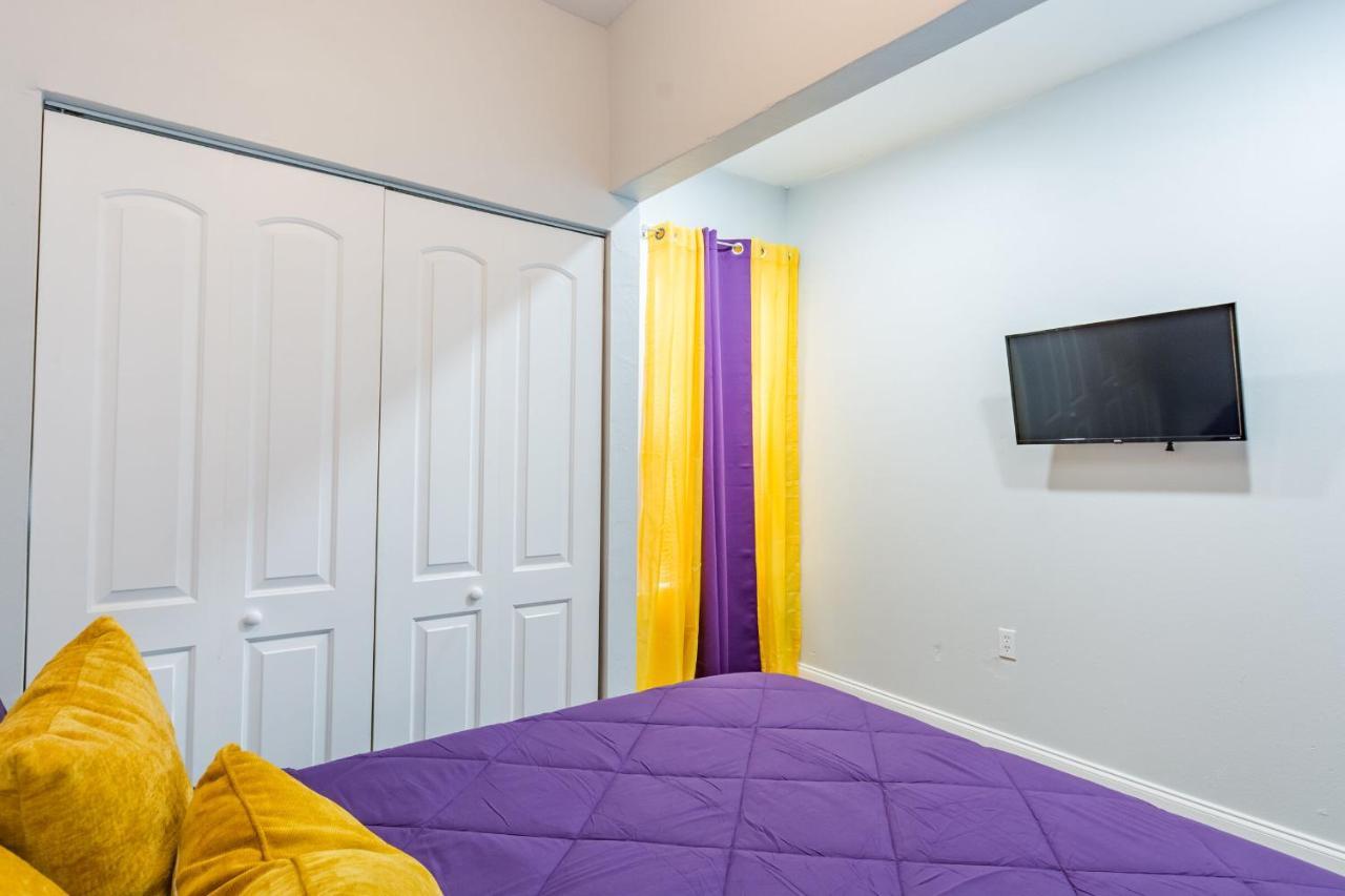 Cute Bungalow In Down Town Tampa With Large Hot Tub