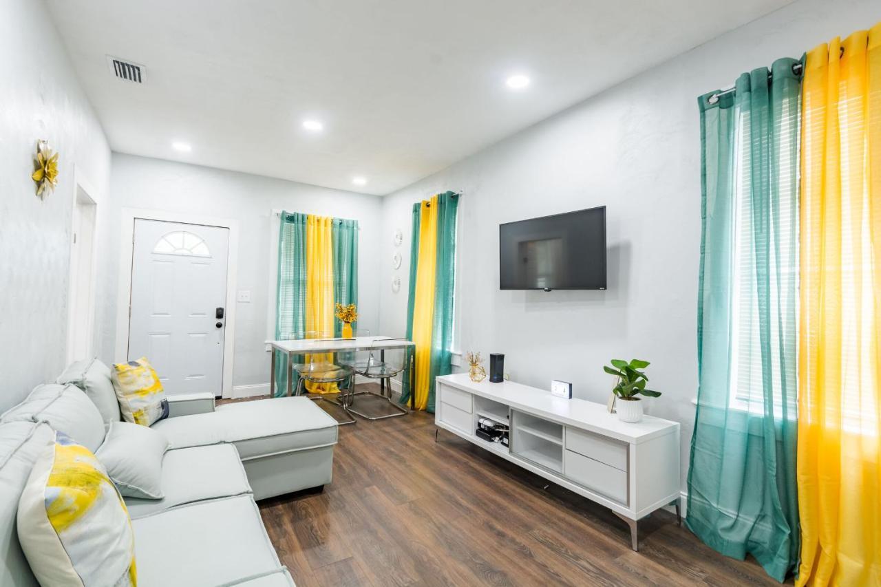 Cute Bungalow In Down Town Tampa With Large Hot Tub *