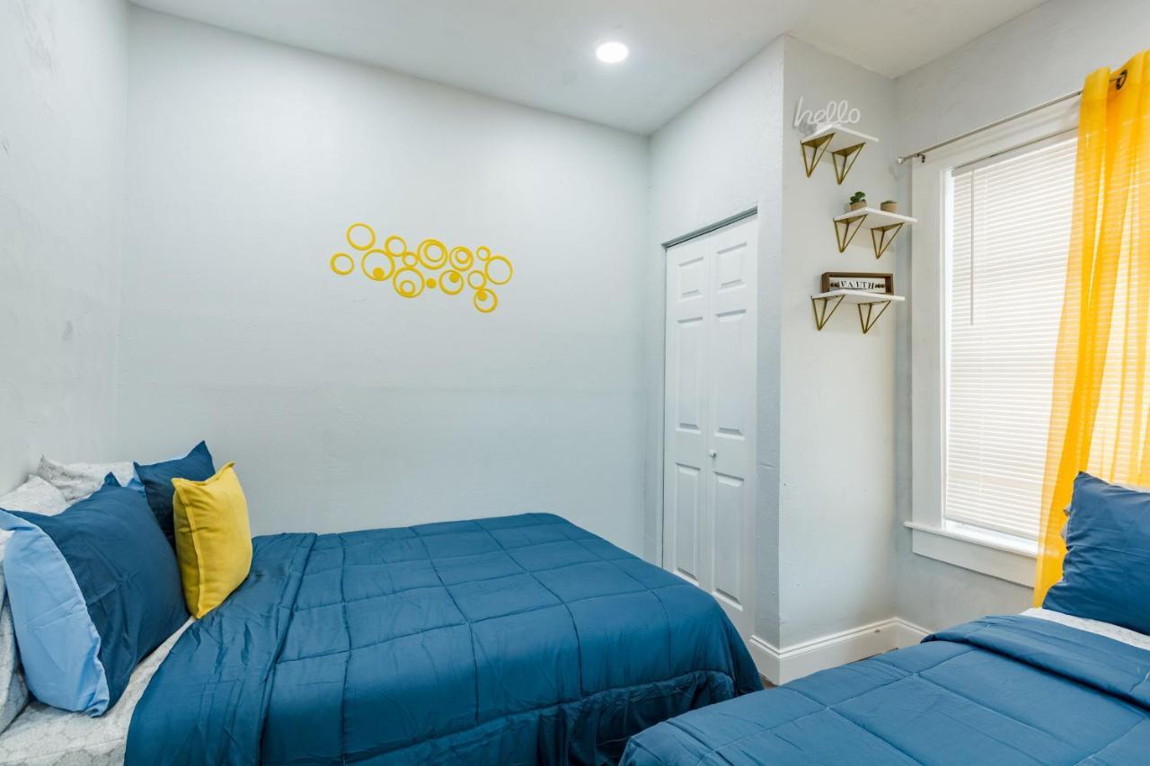 Cute Bungalow In Down Town Tampa With Large Hot Tub *