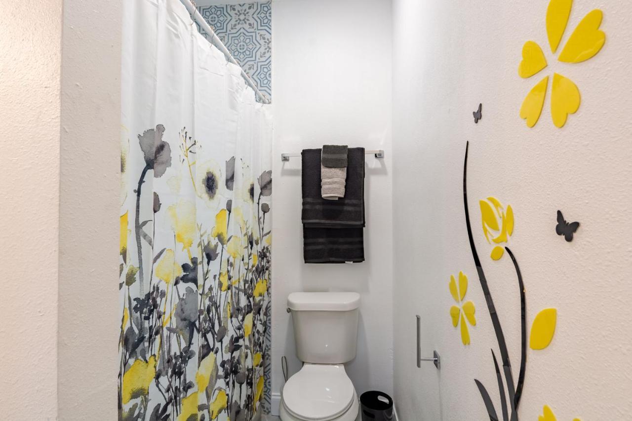Cute Bungalow In Down Town Tampa With Large Hot Tub *