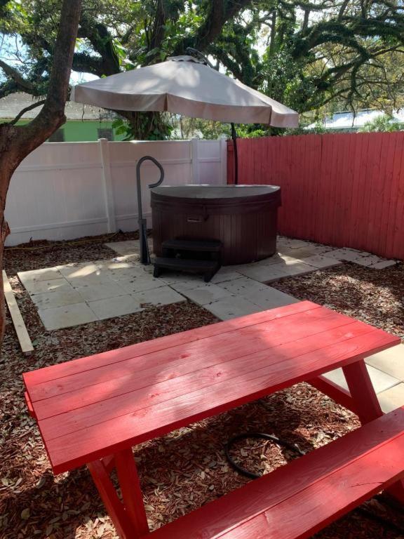 Cute Bungalow In Down Town Tampa With Large Hot Tub Holiday home